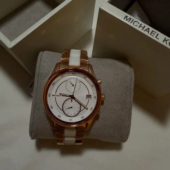 Michael Kors Elegant Rose Gold and White Watch display picture 3